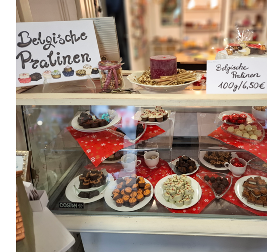 Belgische Pralinen Theke mit großer Auswahl belgischer Pralinen, köstlich und ansprechend angerichtet