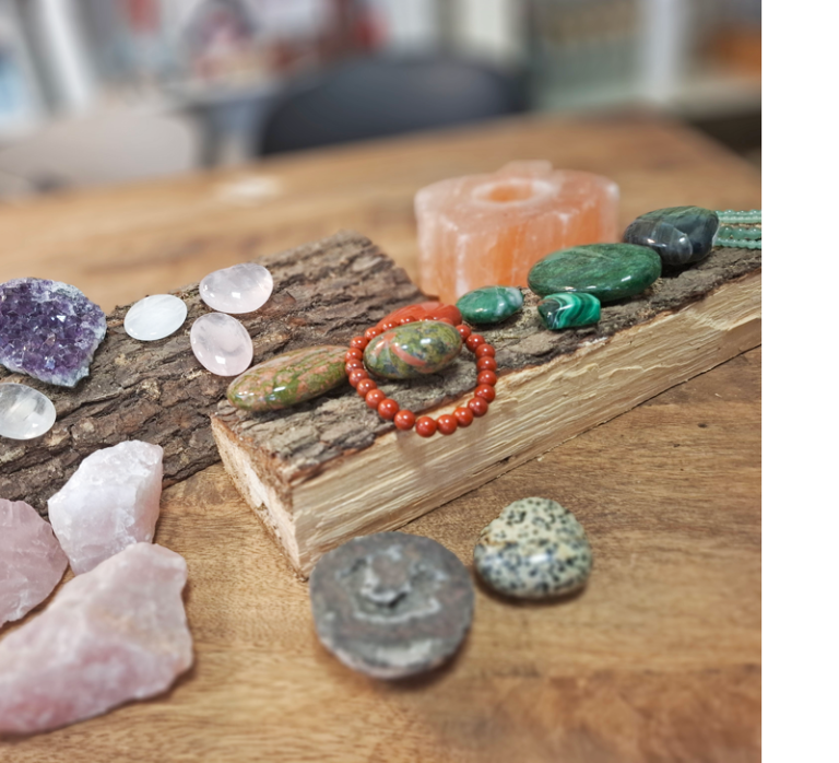 Edel- und Schmucksteine Halbedelsteine, Schmucksteine, Armbänder, Amethyst, Rosenquarz, Jaspis - mit dekorativen Holzelementen